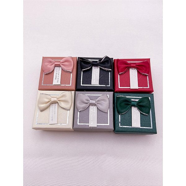 CAIXINHA DE PRESENTE  5X5CM ESTAMPA LISA COM LAÇO - CORES SORTIDAS
