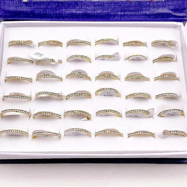 CAIXA ANEL AÇO INOXIDÁVEL 2MM CRAVEJADO PEDRA CRISTAL - DOURADO (36 UNIDADES)