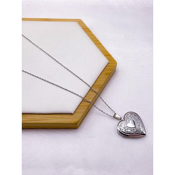 RELICÁRIO AÇO INOXIDÁVEL  55CM CORAÇÃO COM DETALHES - PRATEADO