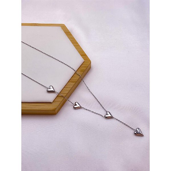 COLAR AÇO INOXIDÁVEL  ESTILO GRAVATINHA 45CM 3 CORAÇÕES - PRATEADO