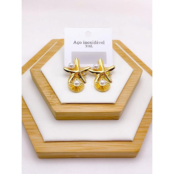 BRINCO AÇO INOXIDÁVEL ESTRELA DO MAR E CONCHA COM PEROLA - DOURADO