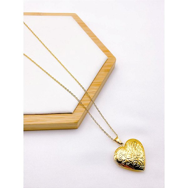 RELICÁRIO AÇO INOXIDÁVEL 45M PINGENTE CORAÇÃO COM DETALHES  - DOURADO