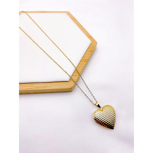 RELICÁRIO AÇO INOXIDÁVEL 45M PINGENTE CORAÇÃO COM DETALHES  - DOURADO