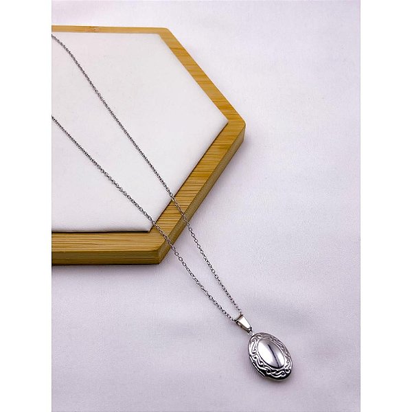 RELICÁRIO AÇO INOXIDÁVEL 45M PINGENTE OVAL COM DETALHES  - PRATAEDO