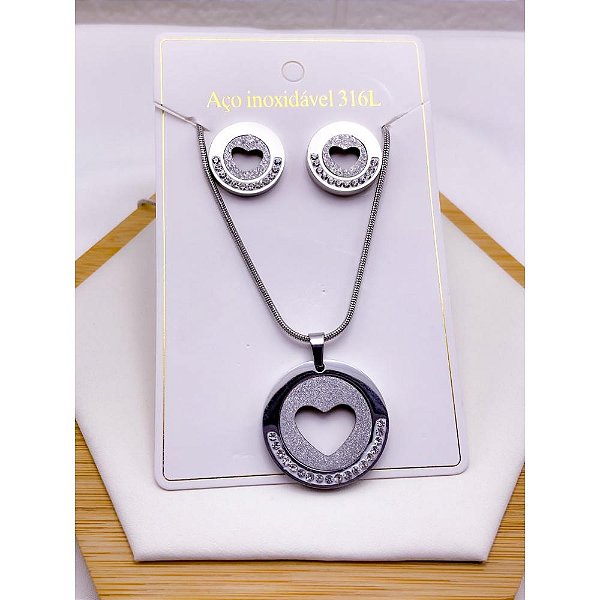 CONJUNTO COLAR  E BRINCO AÇO INOXIDÁVEL  PINGENTE CORAÇÃO VAZADO PEDRA CRISTAL - PRATEADO
