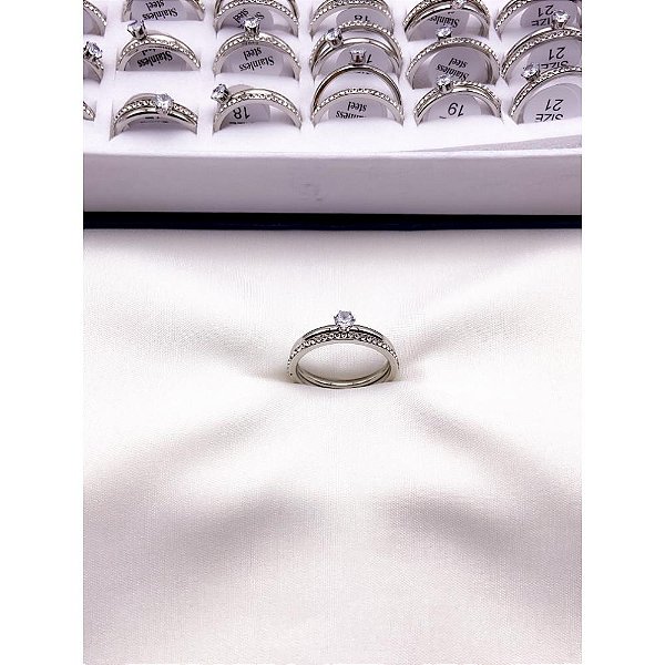 KIT ANÉIS AÇO INOXIDÁVEL SOLITÁRIO 2MM PEDRA CRISTAL E ALIANÇA CRAVEJADA PEDRA CRISTAL - PRATEADO (KIT 2 ANÉIS)