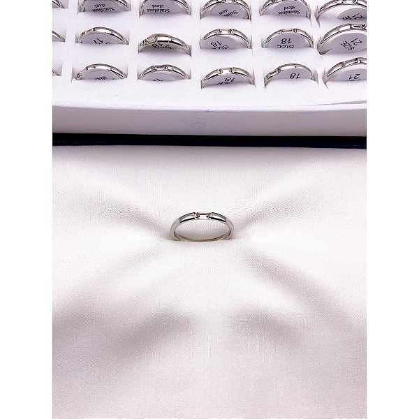 ANEL AÇO INOXIDÁVEL 3MM COM PEDRA CRISTAL - PRATEADO (UNIDADE)