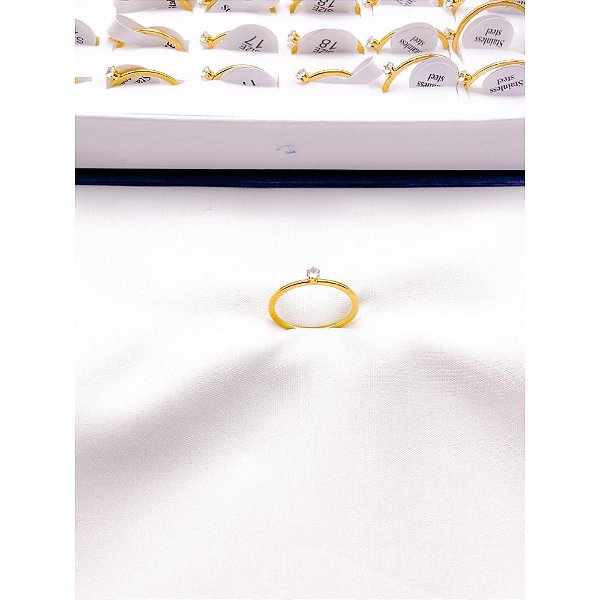 ANEL  AÇO INOXIDÁVEL SOLITÁRIO 1MM PEDRA CRISTAL - DOURADO (UNIDADE)