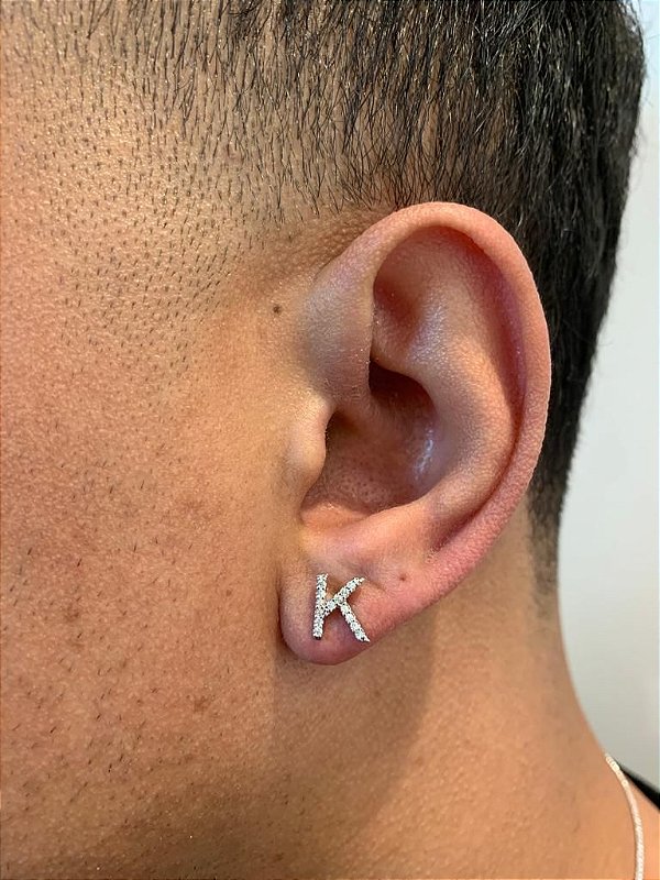 Brinco Masculino Par Letra K (8,4X7,4mm) Banhado A Ouro Branco