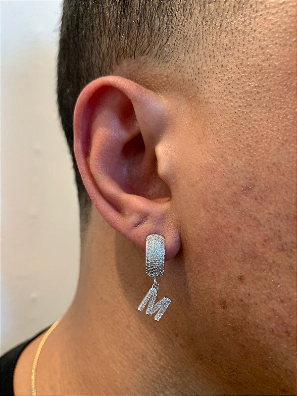 Brinco Com Letra M Pendurada (9,8X7,5mm) Banhado A Ouro Branco