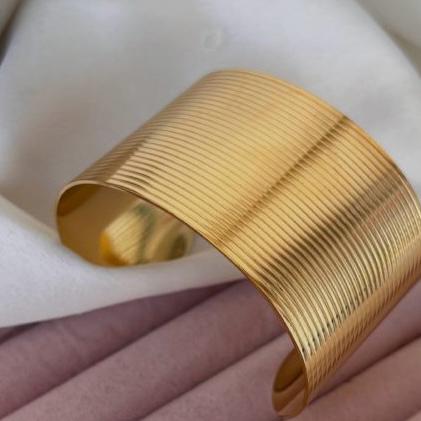 Bracelete Com Textura Em Aço Inox Dourado