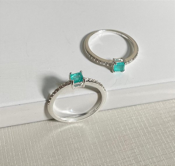 Anel solitário Zircônia Turmalina Cravejado Prata 925.