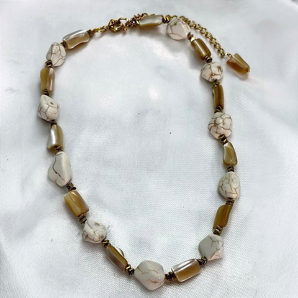 Colar de Pedra Howlita Branca e Elementos Caramelo com Acabamento Dourado