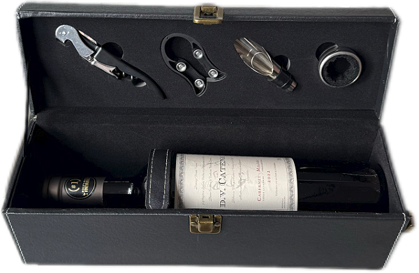 Kit Maleta Luxo em Couro Com 4 Acessórios e Vinho DV Catena Cabernet Malbec 2023 750ml