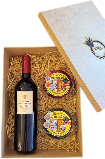 Box Caixa com Vinho Pequeñas Producciones Cabernet Franc 2021 e Queijo Artesanal