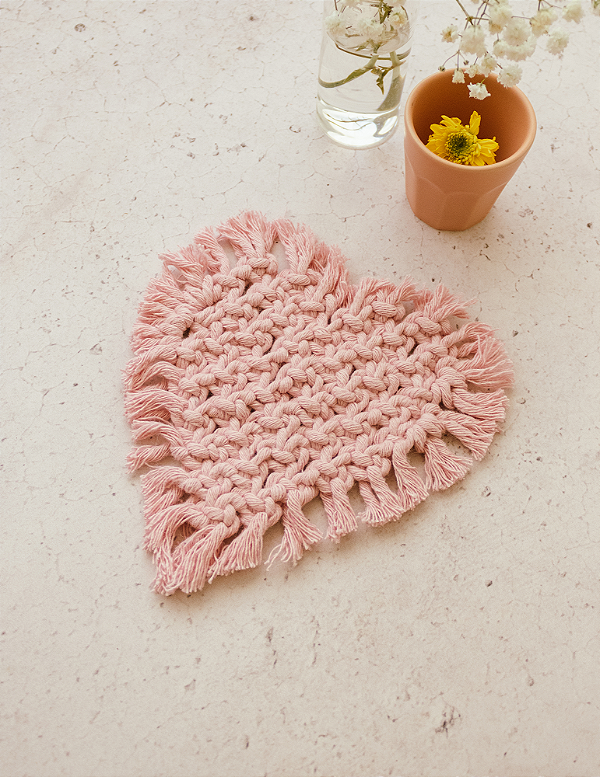 Porta copos coração em macrame rosa