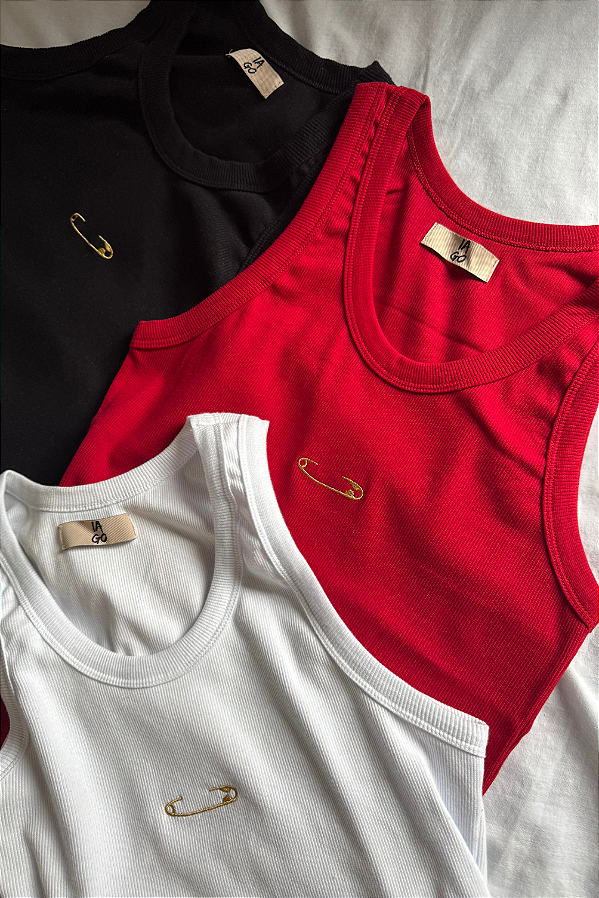 Regata Canelada Alfinete Vermelha