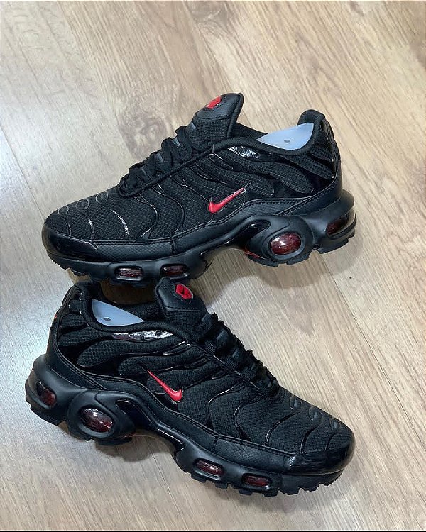 Nike air max plus preto e vermelho on sale