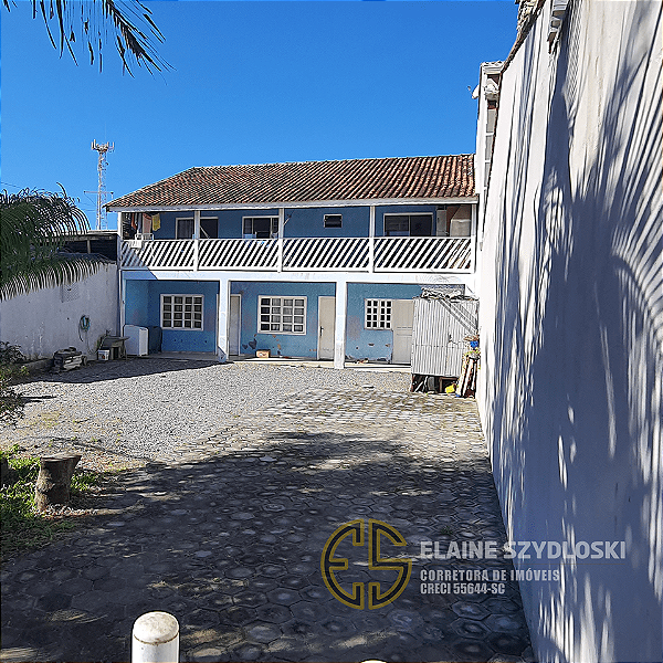 COD-017 Sobrado à Venda 5 Quartos e 3 Kitnets Próximo à Prefeitura de Balneário Barra do Sul/SC