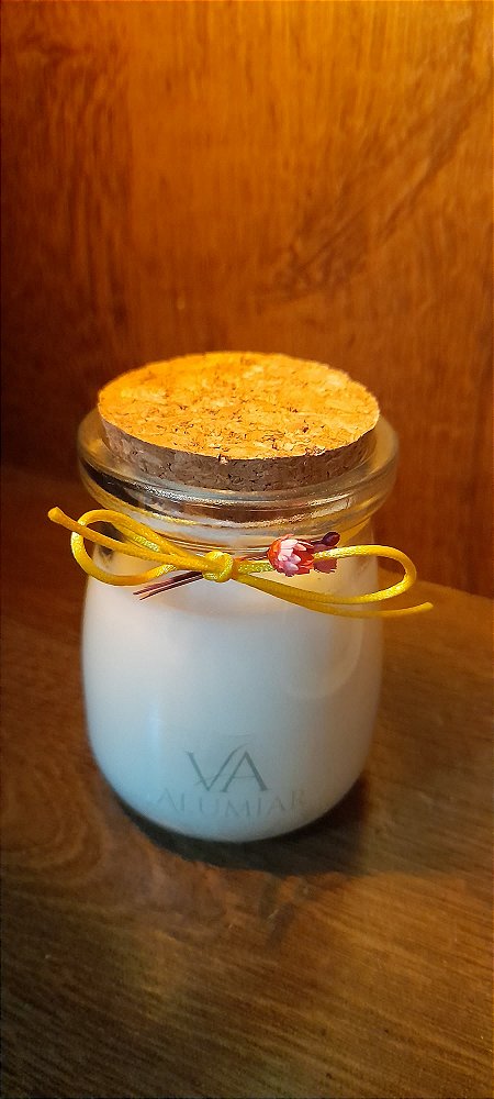 Vela Aromática na Leiteirinha de Vidro 90g – Charme rústico e fragrância acolhedora