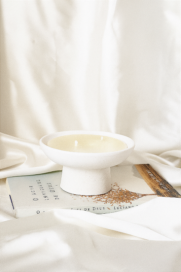 Vela Aromática Pedestal em Cimento Branco