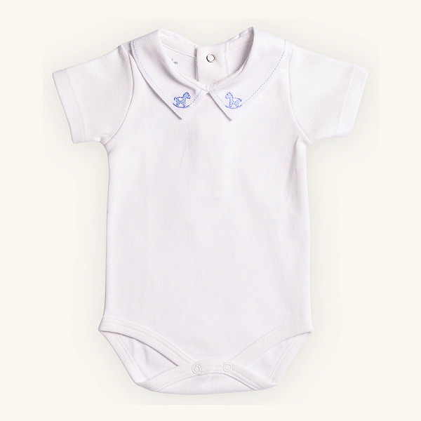 Body Bebê Menino Gola Bordada Manga Curta Branco Suedine 100% Algodão