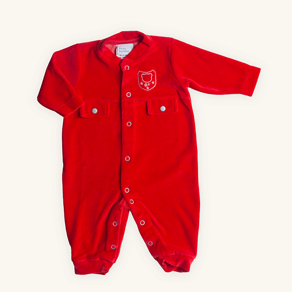 Macacão Bebê Emblema Vermelho Plush Premium