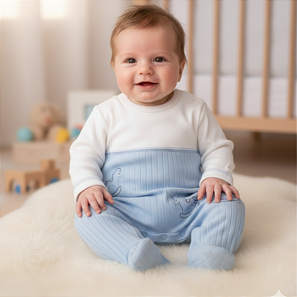 Macacão Bebê Menino Cavalo de Pau Bordado Suedine Premium 100% Algodão