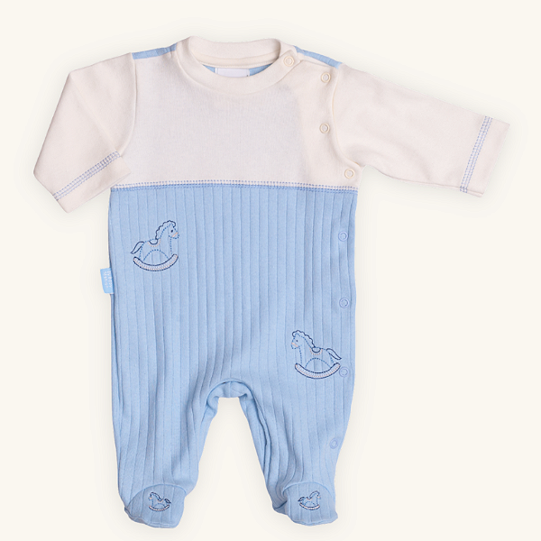 Macacão Bebê Menino Cavalo de Pau Bordado Suedine Premium 100% Algodão