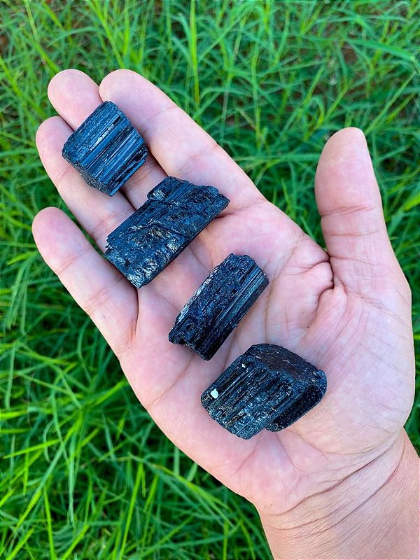 Turmalina negra bruta de 20gr a 35gr