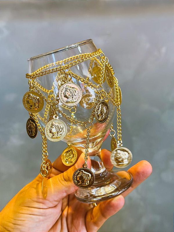 Taça Com Moedas Douradas
