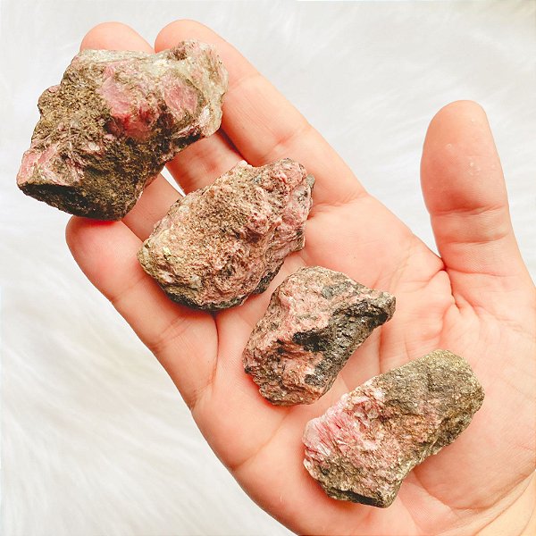 Pedra bruta Rodonita - equilibro emocional e magnetismo