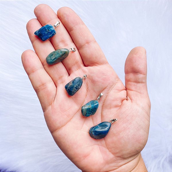 Pingente de apatita azul rolada