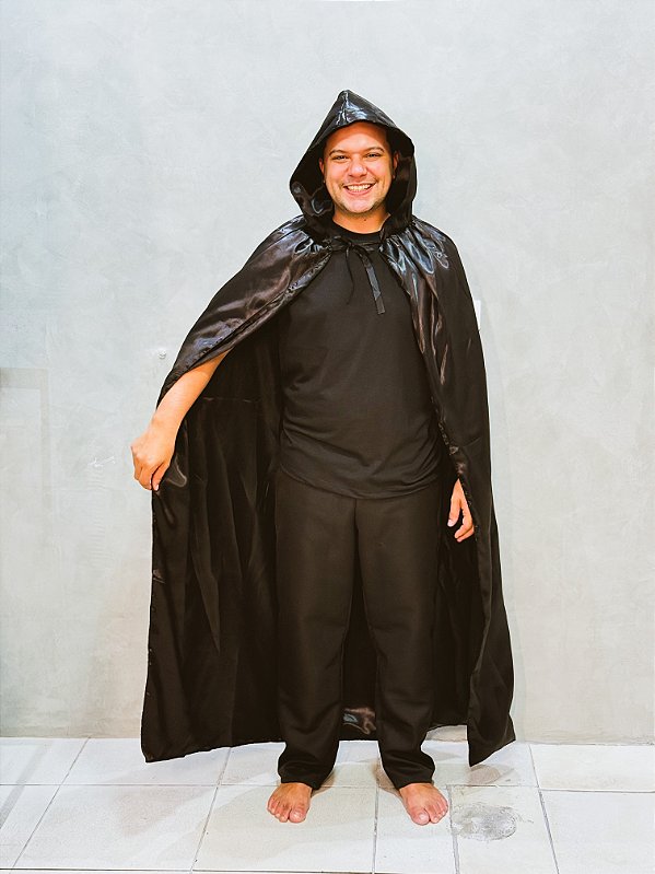 Capa preta de cetim com capuz