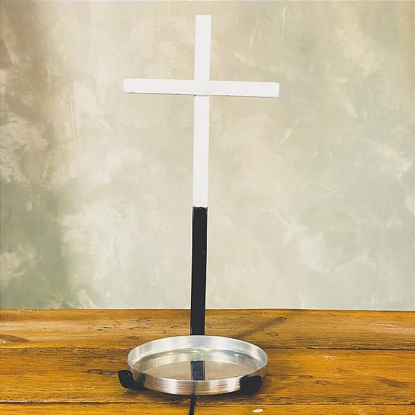 Cruz em metal com base vela de 7 dias