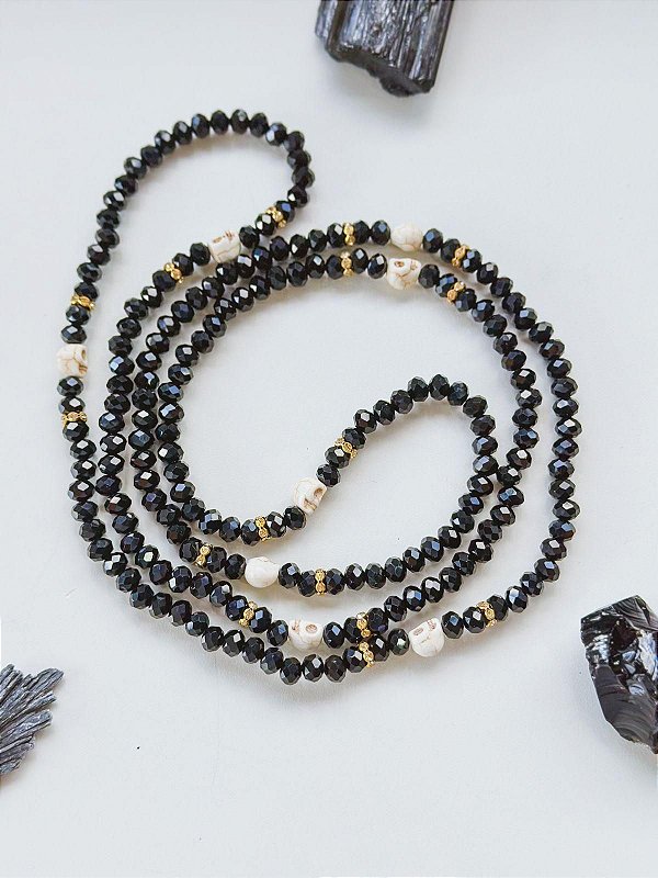 Guia de Cristal Preta com caveiras brancas