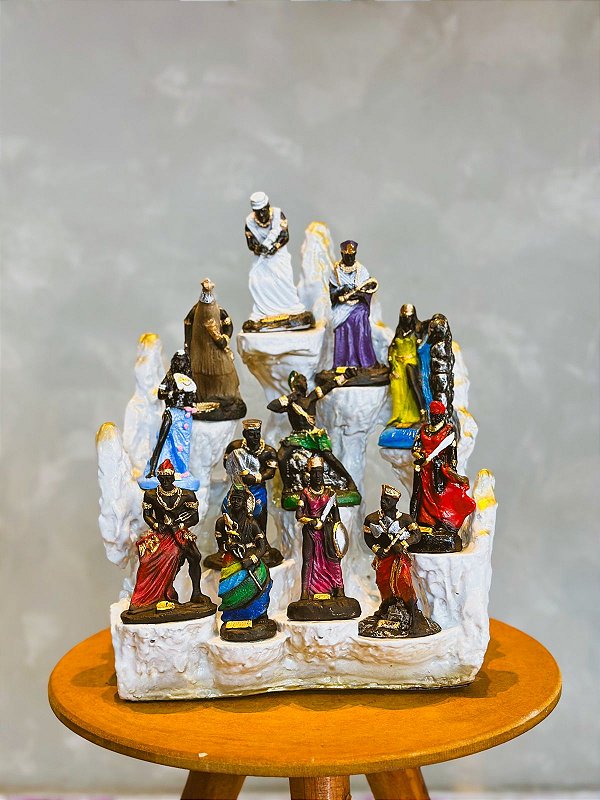 Altar congá branco com dourado com 12 orixás em resina