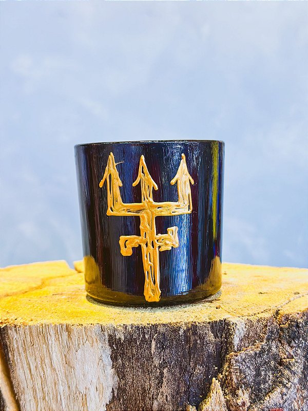 Copo de Exu preto com tridente dourado