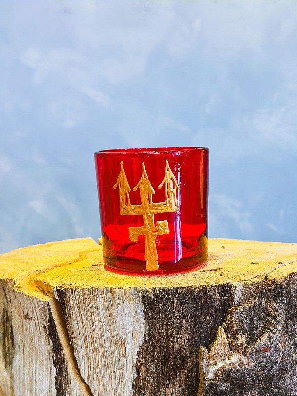 Copo de Exu vermelho com tridente dourado