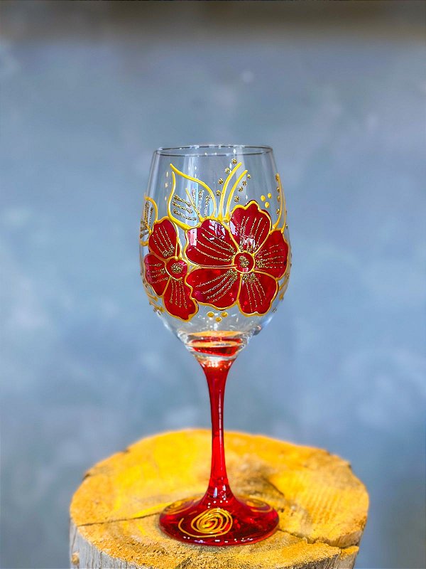 Taça com rosas com vermelho e fundo transparante