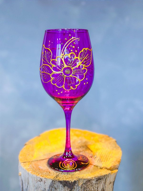 Taça roxa com rosas