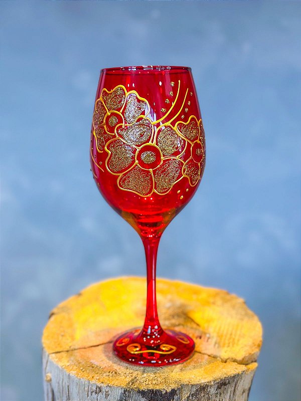 Taça vermelha com rosas