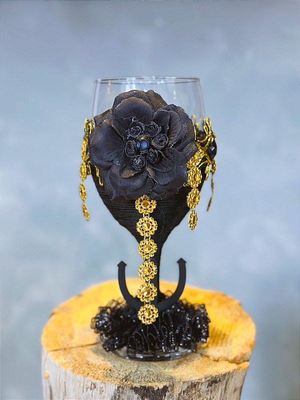 Taça luxo preto e dourado com tridente e caveira