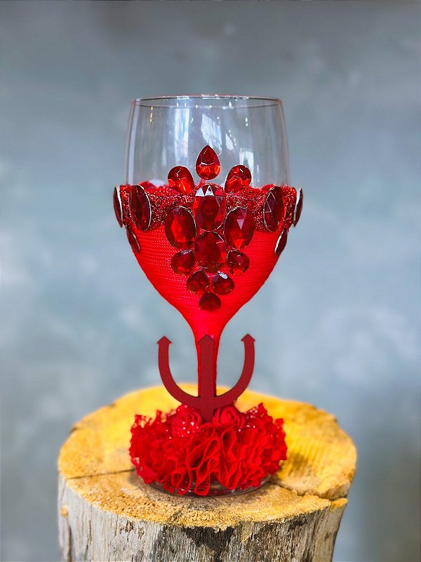 Taça luxo vermelho com tridente e cristal