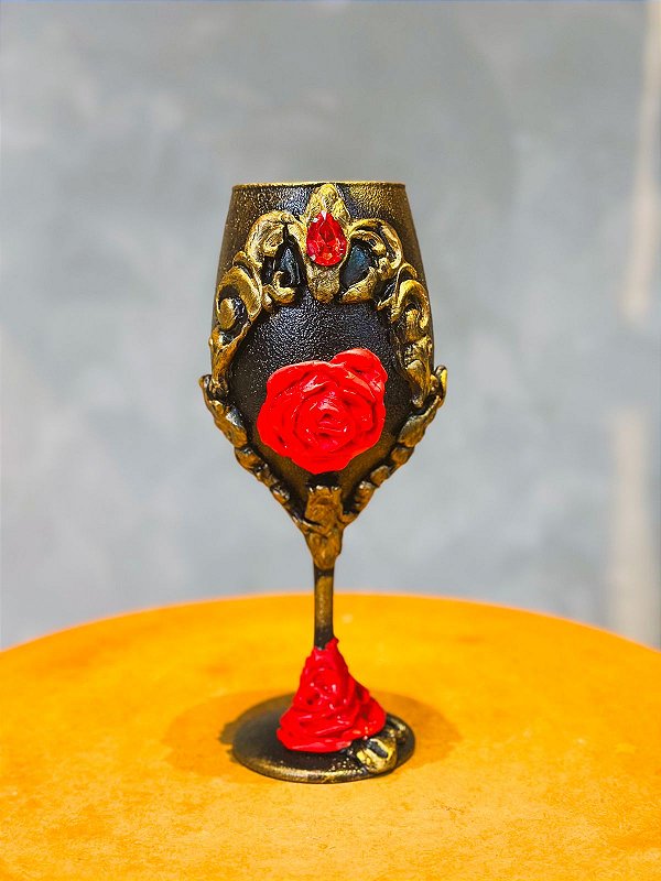 Taça luxo pomba gira preta, dourado e vermelho com strass