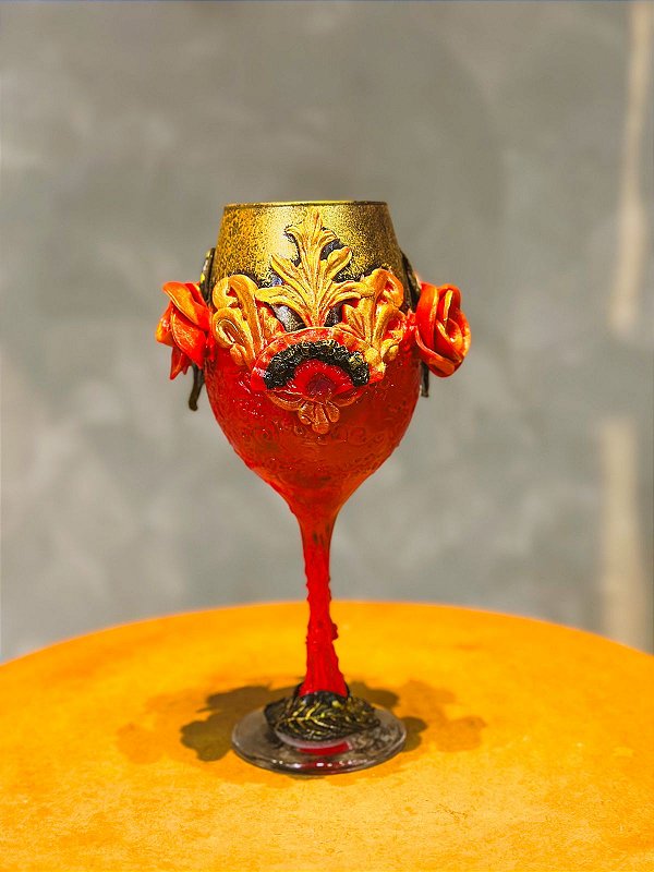 Taça luxo pomba gira vermelho com dourado com 5 rosas