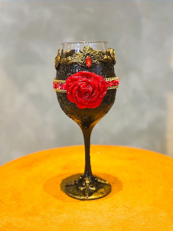 Taça luxo preta com rosa e cristais vermelhos