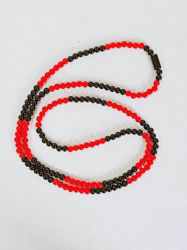 Guia de porcelana preta e vermelha com firma