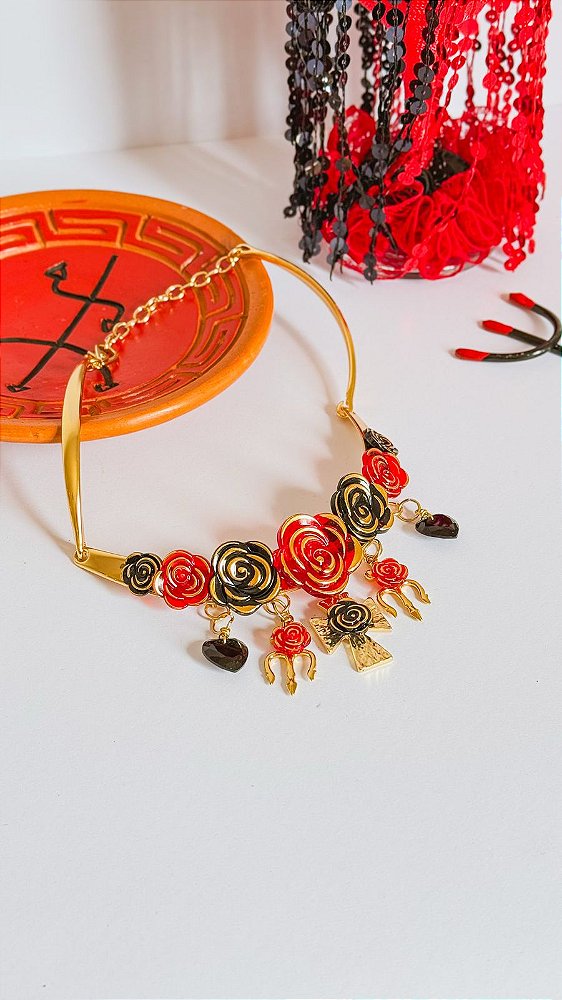 colar gargantilha folheado de pomba gira com rosas pretas e vermelhas