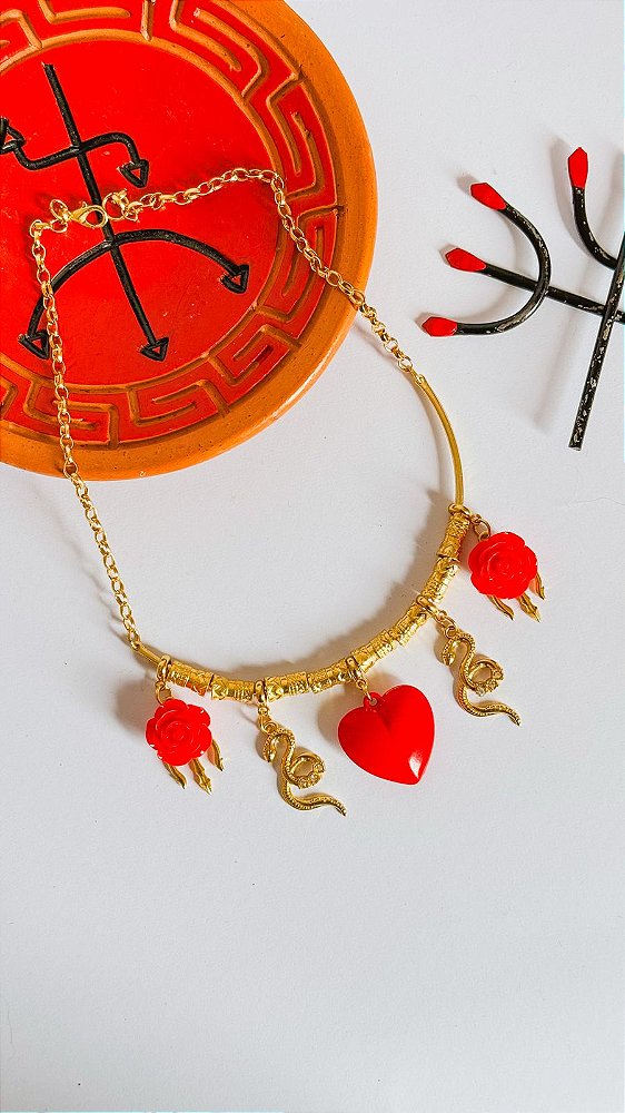 Colar folheado de pomba gira com cobra cravejado